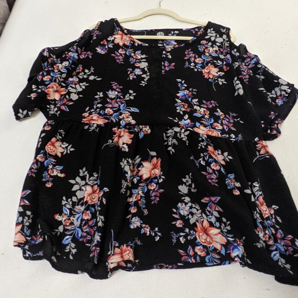 Babeau dark floral blouse with cold-shoulder cutouts. XL